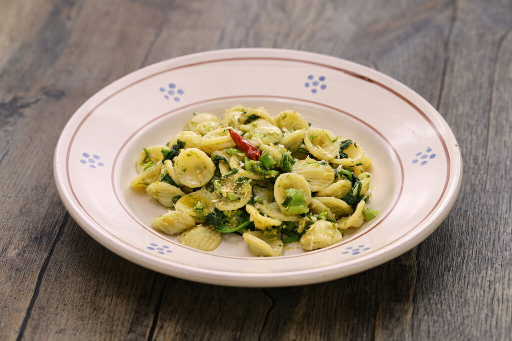 foto dio orecchiette e cime di rapa con un filo d'olio crudo tipiche della cucina pugliese