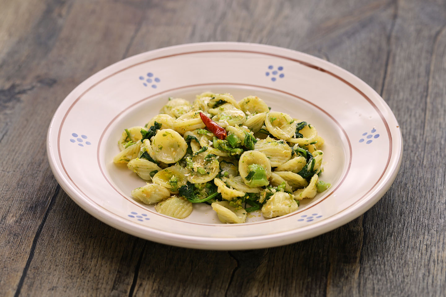 foto dio orecchiette e cime di rapa con un filo d'olio crudo tipiche della cucina pugliese
